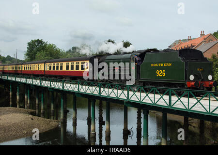 Dampflokomotive SR Schulen Klasse Nr. 926 Repton, Kreuzung Ruswarp Brücke in der Nähe von Whitby. Datum 2. Juni 2019 Stockfoto