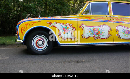 John Lennons wild bemalter psychedelischer Rolls Royce-Wagen. Stockfoto