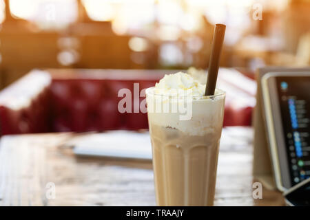 Eis mokka Kaffee auf Holztisch smart computer Pad Stockfoto