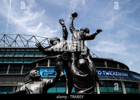 01.06.2019 Twickenham, England. Der Geist der Rugby Statue außerhalb des Südens Stand von Twickenham Stadion warten Willkommen Unterstützer der Premiership Final 2019 Spiel zwischen Exeter Rugby und RFC Sarazenen. © Phil Hutchinson/Alamy Stockfoto