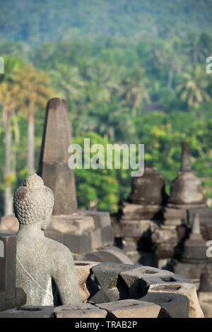 Statue von Buddha mit Stupas und Laub, Borobudur, Indonesien Stockfoto