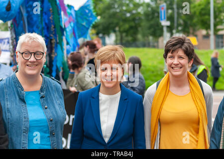 Glasgow, Schottland, Großbritannien. 1. Juni 2019: mhairi Hunter, SNP Stadtrat für Glasgow Southside Zentrale (links), Nicola Sturgeon MSP, der erste Minister von Schottland (Mitte) und Alison Thewliss MP (rechts) die jährlichen Gorbals Messe, die mit einer Prozession durch die Straßen der Gorbals teilnehmen. Credit: Skully/Alamy leben Nachrichten Stockfoto