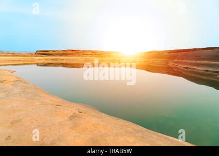 Sunrise neuer Tag bei Sam Phan Bok, wie der Grand Canyon von Thailand, der größten Rock Riff in den Mae Khong River, in der Provinz Ubon Ratchathani, Stockfoto