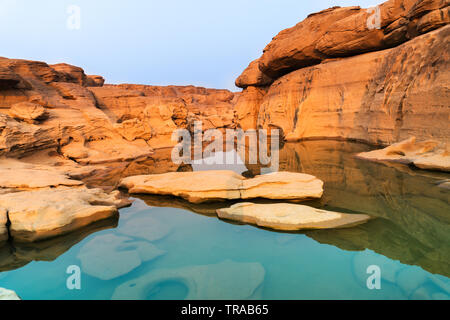 Sunrise neuer Tag bei Sam Phan Bok, wie der Grand Canyon von Thailand, der größten Rock Riff in den Mae Khong River, in der Provinz Ubon Ratchathani, Stockfoto