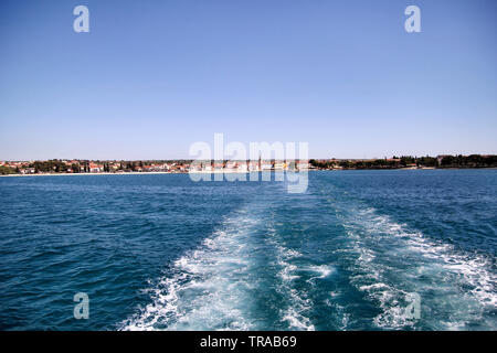 Turbulenzen durch Schaum des Meeres von einer High-speed-Yacht, auf der Oberfläche des Meeres. Blaue Meer Wellen mit viel Sea Foam. Oberfläche von Meer mit Wellen. Stockfoto