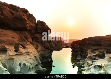 Sunrise neuer Tag bei Sam Phan Bok, wie der Grand Canyon von Thailand, der größten Rock Riff in den Mae Khong River, in der Provinz Ubon Ratchathani, Stockfoto