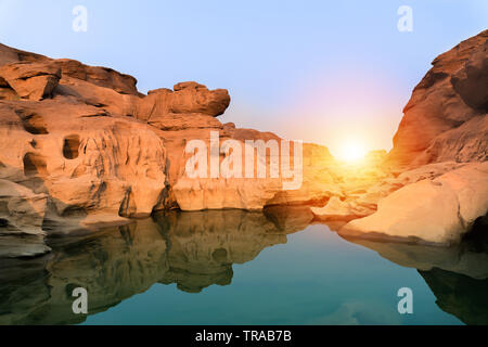 Sunrise neuer Tag bei Sam Phan Bok, wie der Grand Canyon von Thailand, der größten Rock Riff in den Mae Khong River, in der Provinz Ubon Ratchathani, Stockfoto