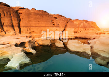 Sunrise neuer Tag bei Sam Phan Bok, wie der Grand Canyon von Thailand, der größten Rock Riff in den Mae Khong River, in der Provinz Ubon Ratchathani, Stockfoto