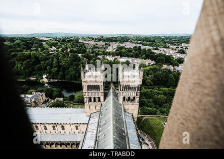 Ansicht von der Oberseite der Zentrale Turm der Kathedrale von Durham, England Stockfoto