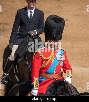 Horse Guards Parade, London, UK. 1. Juni 2019. Soldaten der Household Division, der King's Troop Royal Horse artillery, zusammen mit Musikern aus der massierten Bands auf Horse Guards Parade für die endgültige formale Prüfung, bevor die Farbe am 8. Juni 2019 und die Inspektion von Seiner Königlichen Hoheit des Herzogs von York (abgebildet). Credit: Malcolm Park/Alamy Leben Nachrichten. Stockfoto