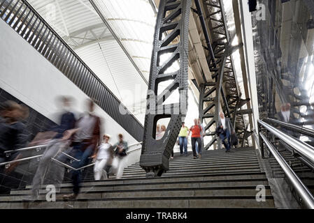 Low Angle die Treppen, die bis zu der Plattform in der Amsterdamer Hauptbahnhof mit Massen von Menschen pendeln Stockfoto