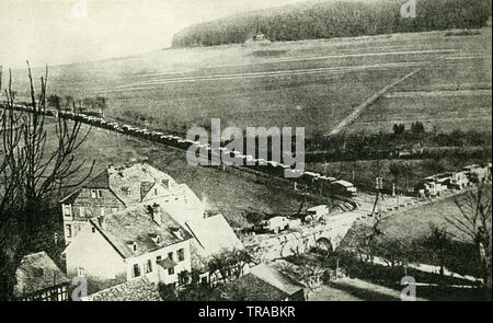 Dieses Foto, dating vor 1922, bezieht sich auf die Bildunterschrift lautet: Deutsche Lkw der US-Armee kapitulierte unter den Bedingungen des Waffenstillstandes. Stockfoto