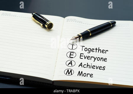 Teamwork Konzept. Luxury pen Schreiben Wort Teamwork, Zusammen, jeder, erzielt und mehr auf die täglichen Notebook Stockfoto