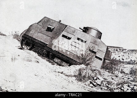 Dieses Foto, dating vor 1922, bezieht sich auf die Bildunterschrift lautet: Caterpillar "Tank" demonstriert die Offiziere der Armee erfüllt die Katastrophe. Ein Modell "Tank" konstruiert für Offiziere nachgewiesen werden Odf die United States Army ein doppelter Salto gedreht beim Klettern eine Bank nach der Überquerung des Los Angeles River, wenn der weiche earrth Weise unter der 13-Tonnen Maschine gab. Die Demonstration war jedoch erfolgreich, da es zeigte, wie leicht eine Maschine in der Zeit des Krieges verwendet einen Fluss überqueren können und seine Ufer zu klettern. Die "Tank" wird im Anschluss an die eigentliche Service in Europa modelliert. Stockfoto