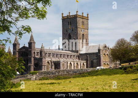 St Davids Cathedral in Pembrokeshire, von St David Patron von Wales der Kathedrale ein Ort der Anbetung für über 800 Jahre gebaut. Stockfoto