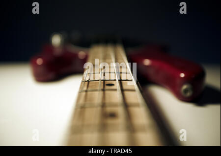 Nahaufnahme eines elektrischen 4-String Bass Gitarre im Studio Stockfoto