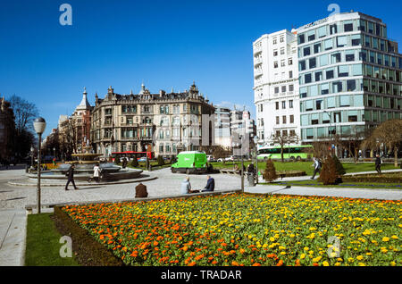 Bilbao, Vizcaya, Baskenland, Spanien: Gärten an der Plaza de Federico Moyua oder die elliptische Square, in den frühen 1940er Jahren von dem Architekten Jose Lu Stockfoto