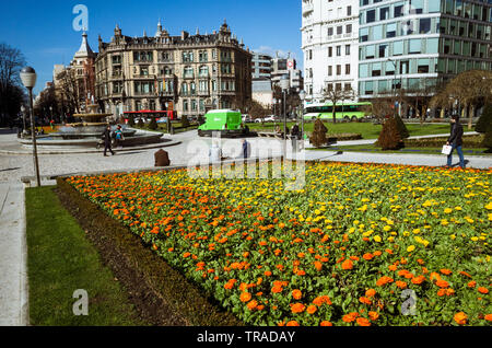 Bilbao, Vizcaya, Baskenland, Spanien: Gärten an der Plaza de Federico Moyua oder die elliptische Square, in den frühen 1940er Jahren von dem Architekten Jose Lu Stockfoto