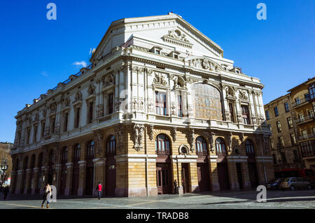 Bilbao, Vizcaya, Baskenland, Spanien: Teatro Arriaga Oper im neobarocken Stil erbaut vom Architekten Joaquín Rucoba im Jahre 1890. Zufällige Menschen i Stockfoto