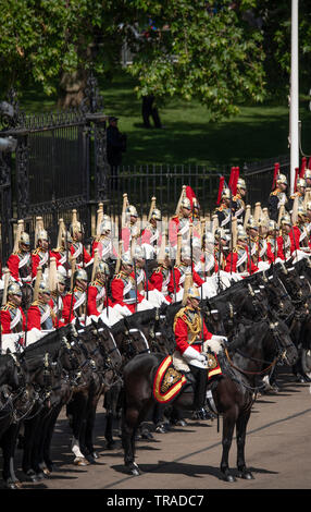 Horse Guards Parade, London, UK. 1. Juni 2019. Rettungsschwimmer Der Household Cavalry (dargestellt), zusammen mit den Soldaten des Haushalts Division, der King's Troop Royal Horse artillery und Musikern aus dem Massierten Bands auf Horse Guards Parade für die endgültige formale Prüfung, bevor die Farbe am 8. Juni 2019 und sind von Seiner Königlichen Hoheit des Herzogs von York inspiziert. Credit: Malcolm Park/Alamy Leben Nachrichten. Stockfoto