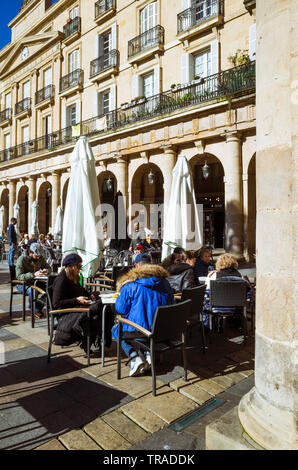 Bilbao, Vizcaya, Baskenland, Spanien: die Menschen sitzen draußen Bars an den neoklassischen Plaza Nueva von Silvestre Perez Martinez in 182 konzipiert Stockfoto