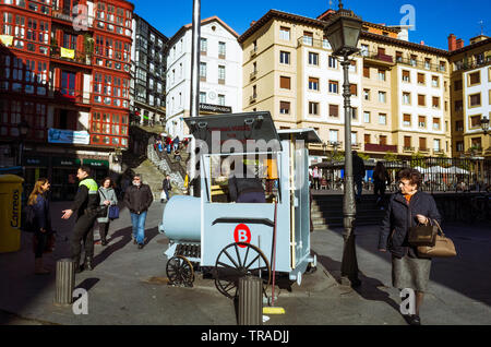 Bilbao, Vizcaya, Baskenland, Spanien: Menschen bei Miguel de Unamuno Square in der Siete Calles (Sieben Straßen) oder Casco Viejo (Altstadt), die medieva Stockfoto