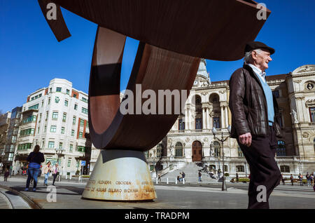 Bilbao, Vizcaya, Baskenland, Spanien: ein älterer Mann hinter der Skulptur die Alternative eiförmig (Variante ovoide de la Desocupación de la Esfera) Stockfoto