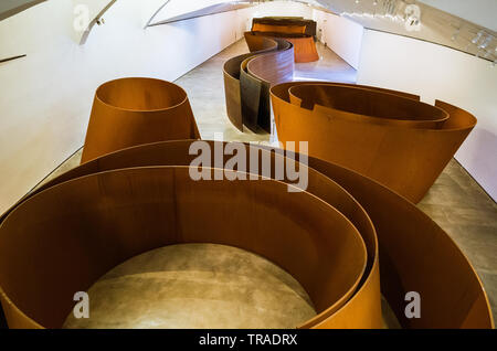 Bilbao, Vizcaya, Baskenland, Spanien: Hohe Betrachtungswinkel und der achte Verwitterung Stahl Skulpturen installation Die Frage der Zeit (1994 - 2005) nach Künstler Stockfoto