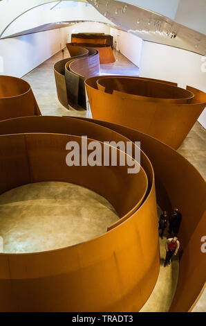Bilbao, Vizcaya, Baskenland, Spanien: Hohe Betrachtungswinkel und der Besucher zu Fuß innerhalb einer der die achte Verwitterung Stahl Skulpturen Installation der M Stockfoto