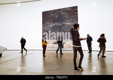 Bilbao, Vizcaya, Baskenland, Spanien: Die Besucher stehen neben der Malerei der renommierte Aufträge in der Nacht (die berühmten Orden der Nacht, 1997) von Stockfoto