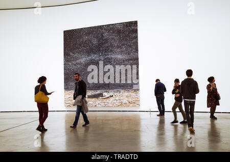 Bilbao, Vizcaya, Baskenland, Spanien: Die Besucher stehen neben der Malerei der renommierte Aufträge in der Nacht (die berühmten Orden der Nacht, 1997) von Stockfoto