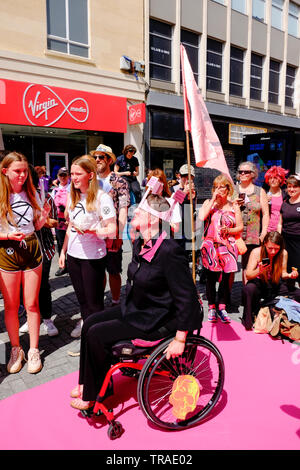 Bristol, UK, 1. Juni 2019. Aktivisten vom Aussterben Rebellion stören die Bristol Einkaufsviertel von Cabot Circus und Broadmead die Auswirkungen einweg Mode zu markieren, macht auf die Umwelt. Die Aktivisten sind Menschen ermutigen, keine neue Kleidung für ein Jahr zu kaufen. Credit: Herr Standfast/Alamy leben Nachrichten Stockfoto