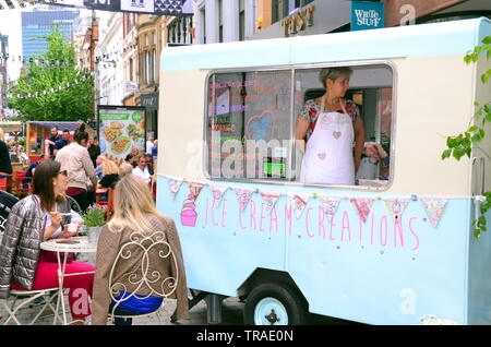 Von Manchester King Street Festival und Flower Show eröffnet für zwei Tage am 1. Juni 2019, Performance, Musik und kreative Blumenarrangements. Das Festival ist zu einem Retro 60er's Theme. Ein altmodisches Eis van verkauft Eis auf dem Festival. Stockfoto