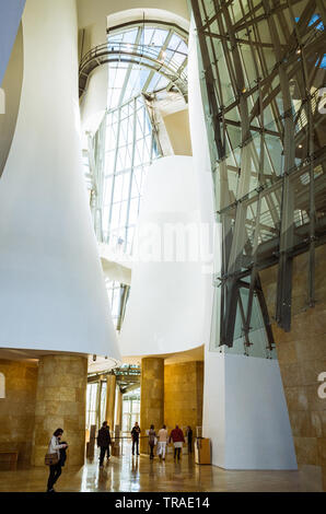 Bilbao, Vizcaya, Baskenland, Spanien: die Besucher im Inneren des Guggenheim Museum für moderne und zeitgenössische Kunst, entworfen vom Architekten Frank Gehry. Stockfoto