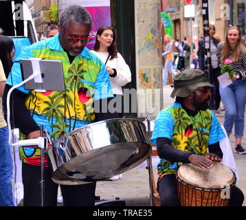 Von Manchester King Street Festival und Flower Show eröffnet für zwei Tage am 1. Juni 2019, Performance, Musik und kreative Blumenarrangements. Das Festival ist zu einem Retro 60er's Theme. Eine Reggae Band führt auf der Straße. Stockfoto