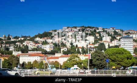 Blick über die Stadtlandschaft von einigen Häusern auf einem Hügel in der Hafenstadt Rijeka in Kroatien Stockfoto