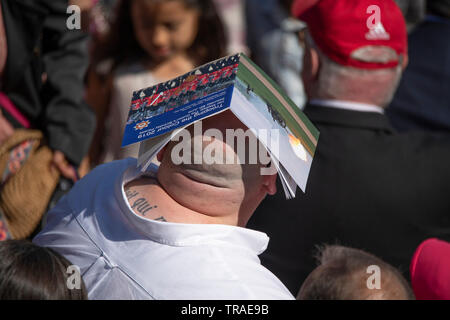 Horse Guards Parade, London, UK. 1. Juni 2019. Zuschauer versuchen in der heißen Sonne während des Colonels Review: Dieablassschraube des formalen Prüfung zu kühlen, bevor die Farbe am 8. Juni 2019. Credit: Malcolm Park/Alamy Leben Nachrichten. Stockfoto