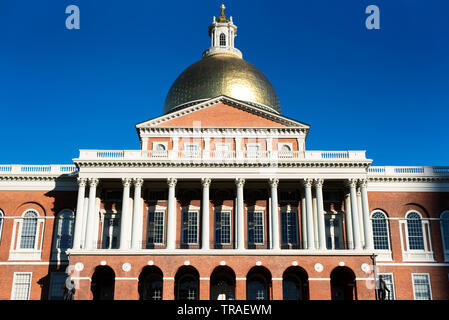 Der Massachusetts State House auf dem Boston Commons in Boston Massachusetts in der Morgensonne. Stockfoto