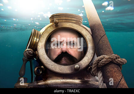 Porträt des Menschen in alten Taucheranzug und Helm unter Wasser. Lustige Taucher im Retro-look. Stockfoto