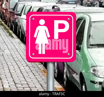Die rosa Zeichen für parkende Autos nur für Frauen bei voller Parkplatz. Parkplatz nur für die Dame an der Straße. Stockfoto
