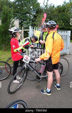 September 2015 - Fahrer sammeln für eine Wohltätigkeitsorganisation Fahrt in der Nähe von Glastonbury, Somerset. Stockfoto