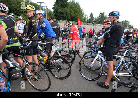 September 2015 - Fahrer sammeln für eine Wohltätigkeitsorganisation Fahrt in der Nähe von Glastonbury, Somerset. Stockfoto