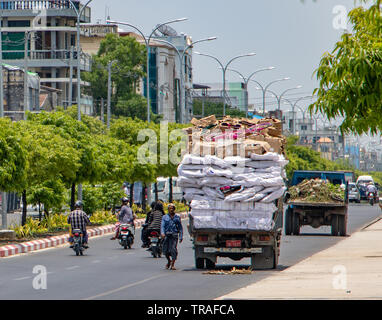 MANDALAY, Myanmar, 20. Mai 2018, ein Verkehr auf Straße an Mändalay Stadt. Ein Lastwagen auf der Straße in Burma. Stockfoto