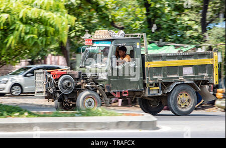 MANDALAY, Myanmar, 20. Mai 2018, Chinesisch hergestellten Traktor LKW-Fahrt auf der Straße im Mandalay City. Typische Fassade, zerschlagene Lkw Fahrzeug mit einem Stockfoto