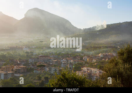 Sorrento, eine Stadt mit Blick auf die Bucht von Neapel im Süden Italiens. Stockfoto