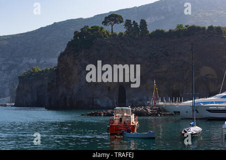 Die Fischer in der Bucht von Neapel im Süden Italiens. Stockfoto