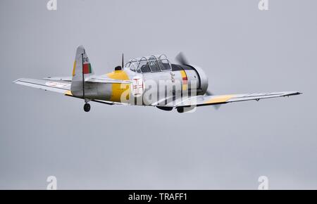 North American Harvard 1747 mit einem Portugal Air Force Lackierung am 2019 Duxford Air Festival Stockfoto