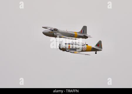 North American Harvard (1747) fliegen in Formation mit einem BAC Jet Provost T3 (XM424) am 2019 Duxford Air Festival Stockfoto