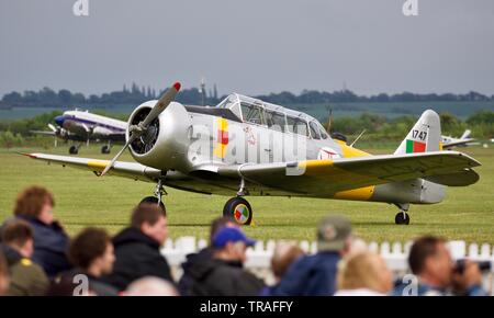 North American Harvard 1747 mit einem Portugal Air Force Lackierung am 2019 Duxford Air Festival Stockfoto