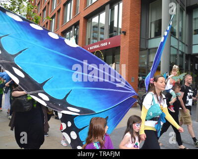 Ein 'Karneval der Tiere' Parade gegen den Klimawandel zu protestieren und Lobbying für die globale Erwärmung zu stoppen, kommt in Piccadilly, Manchester, Großbritannien, am 1. Juni 2019. Die Parade wurde von der Familie Climate Action Group organisierte bis steigend! Manchester Familien zu sensibilisieren und zu verlangen, daß Maßnahmen ergriffen werden, um die Natur zu schützen. Die Gruppe eingeladen Familien zu Manchester Art Gallery während der Herbstferien an Props für den Karneval. Stockfoto